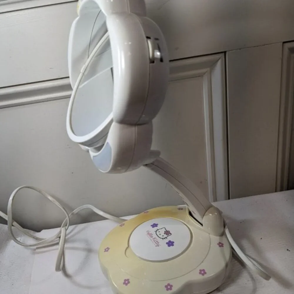 Hello Kitty Lighted Make-Up Mirror vanity magnifying electric‎ folding Emerson